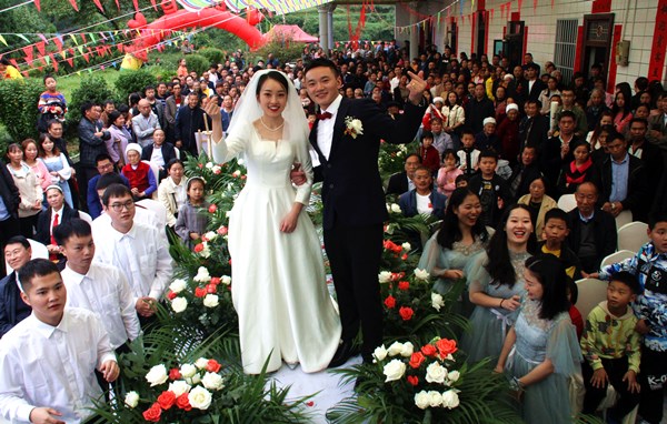 中秋撞上国庆节 丹桂镇乡村婚礼唱响“十五的月亮”(图16) 中秋撞上国庆节 丹桂镇乡村婚礼唱响“十五的月亮”(图16)